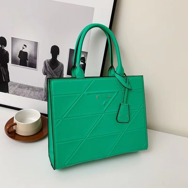 2023 new fashion handbag large capacity single shoulder crossbody bag manufacturer direct sales
2023 new fashion handbag large capacity single shoulder crossbody bag manufacturer direct sales