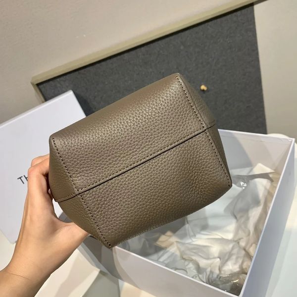 designer bags leather bag large capacity shoulder cowhide hand mother lichee grain head layer bucketclassic tote bag the row 28qz
designer bags leather bag large capacity shoulder cowhide hand mother lichee grain head layer bucketclassic tote bag the row 28qz