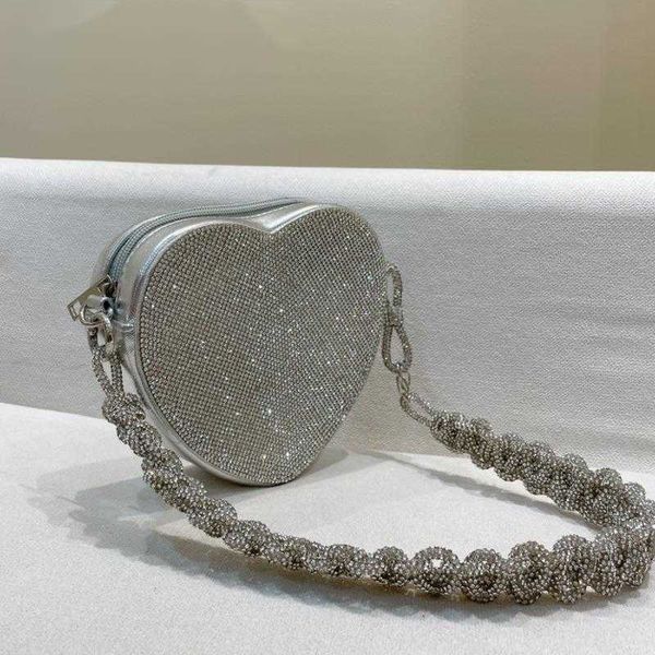 evening bags luxury designer heart pattern handbags womens 2023 new korean diamond chain shoulder messenger bag 230427
evening bags luxury designer heart pattern handbags womens 2023 new korean diamond chain shoulder messenger bag 230427