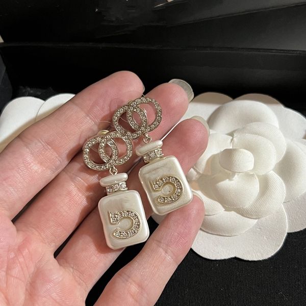 luxurious and stylish women's earrings designed by classic earring designers, jewelry gifts, party birthday gifts, Silver 
luxurious and stylish women's earrings designed by classic earring designers, jewelry gifts, party birthday gifts, Silver