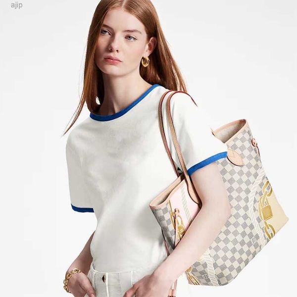 10a designer women bag handbags are coated with canvas. tighten or let go of the two side straps to switch between smart and leisurely style
10a designer women bag handbags are coated with canvas. tighten or let go of the two side straps to switch between smart and leisurely style