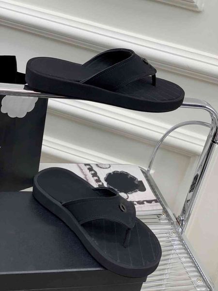 r slippers channel women's fashion luxury sandals summer casual flat slide slippers x651, Black
r slippers channel women's fashion luxury sandals summer casual flat slide slippers x651, Black