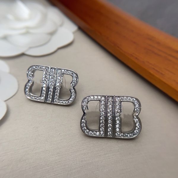 2023 luxury letter b stud women designer europe america style studs fashion balencaigaies couple personality earrings ab1h, Golden;silver
2023 luxury letter b stud women designer europe america style studs fashion balencaigaies couple personality earrings ab1h, Golden;silver