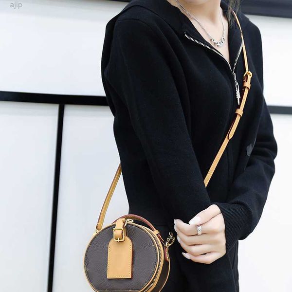 10a designer bag womenbag coated canvas. removable shoulder strap for hand and back can also be used as a fanny packlv079
10a designer bag womenbag coated canvas. removable shoulder strap for hand and back can also be used as a fanny packlv079