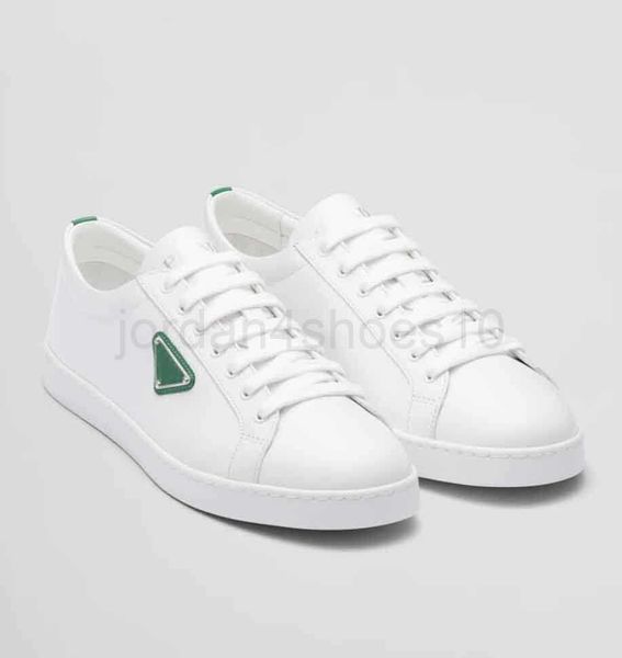 luxury designer black and white casual shoes brushed leather sneakers skateboarding shoes pra metal triangle sneakers for men and women da 5
luxury designer black and white casual shoes brushed leather sneakers skateboarding shoes pra metal triangle sneakers for men and women da 5