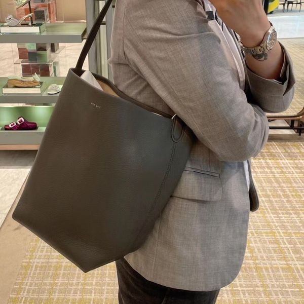 designer bags leather bag large capacity shoulder cowhide hand mother lichee grain head layer bucketclassic tote bag the row bdxq
designer bags leather bag large capacity shoulder cowhide hand mother lichee grain head layer bucketclassic tote bag the row bdxq