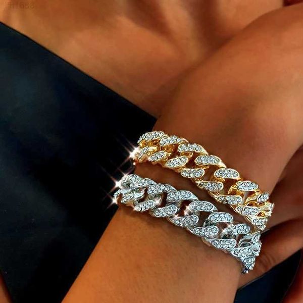 gold plated luxury bracelets zircon diamond cuban link chain bracelet simple bracelet for men women, Golden;silver
gold plated luxury bracelets zircon diamond cuban link chain bracelet simple bracelet for men women, Golden;silver
