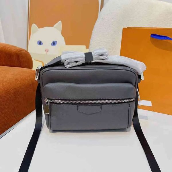 luxury men messenger bags classic zipper shoulder crossbody bags leather print handbag mobile phone designer women sports day packs, Black;red
luxury men messenger bags classic zipper shoulder crossbody bags leather print handbag mobile phone designer women sports day packs, Black;red