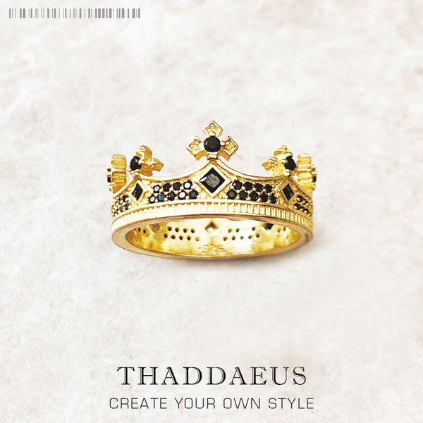 with side stones royal power crown gold ring 925 sterling silver victoria vintage gift men's european summer exquisite jewelry 230512
with side stones royal power crown gold ring 925 sterling silver victoria vintage gift men's european summer exquisite jewelry 230512