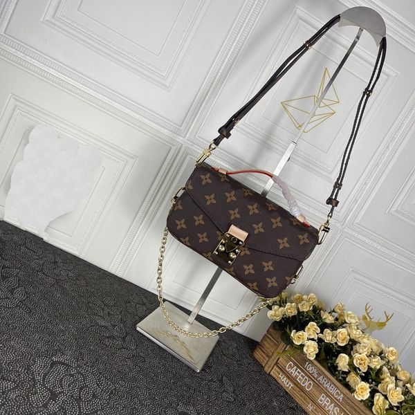 2023 designers womens bag women bags shoulder handbag handbags classic leather heart style gold chain tote messenger toiletry bag 8818
2023 designers womens bag women bags shoulder handbag handbags classic leather heart style gold chain tote messenger toiletry bag 8818