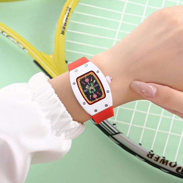 2023 new women's watch three-needle quartz movement wear-resistant dial design silicone strap, Slivery;brown 
2023 new women's watch three-needle quartz movement wear-resistant dial design silicone strap, Slivery;brown