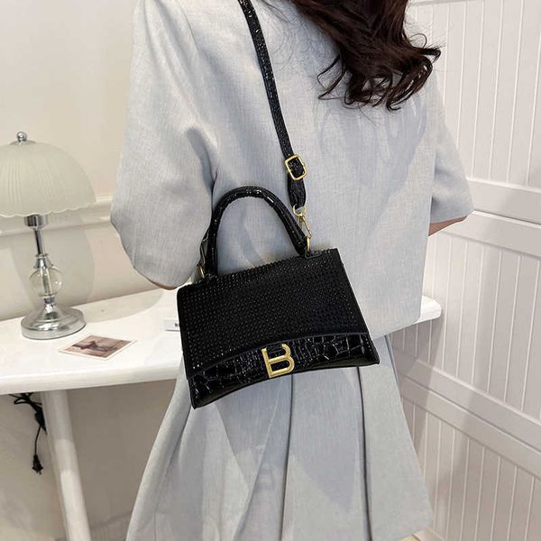 50% off 2023 fashion h high grade portable small square for women in new trendy niche design single shoulder fashionable and versatile weste
50% off 2023 fashion h high grade portable small square for women in new trendy niche design single shoulder fashionable and versatile weste