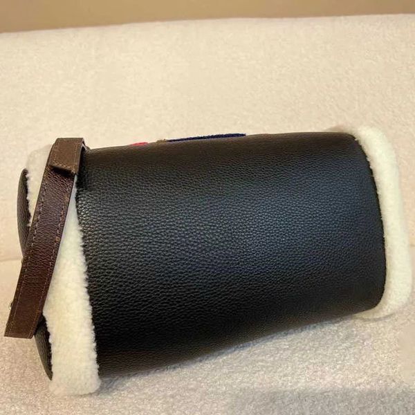 lambswool pillow bag women winter travel bags leather boston handbag women's leather shoulder simple leisure designer handbags, Black;red
lambswool pillow bag women winter travel bags leather boston handbag women's leather shoulder simple leisure designer handbags, Black;red
