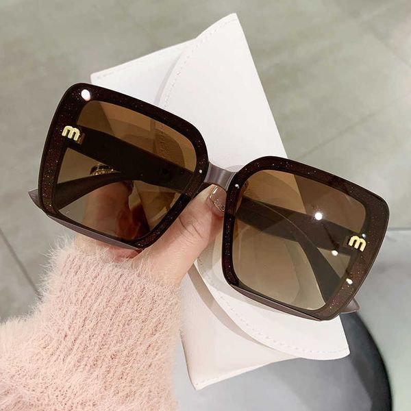 2023 new square inlaid sparkling pink gold frame anti uv sunshade with large face and slim sunglasses, White;black
2023 new square inlaid sparkling pink gold frame anti uv sunshade with large face and slim sunglasses, White;black