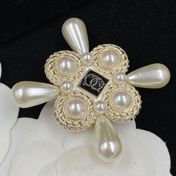 charming and stylish brooch, luxurious and fashionable designer, crystal lady, birthday party, jewelry, birthday gift, Golden;silver
charming and stylish brooch, luxurious and fashionable designer, crystal lady, birthday party, jewelry, birthday gift, Golden;silver