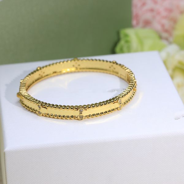 luxury woman bangle four leaf clover designer van fashion gold bracelet jewelry women banquet accessories 79, Black
luxury woman bangle four leaf clover designer van fashion gold bracelet jewelry women banquet accessories 79, Black