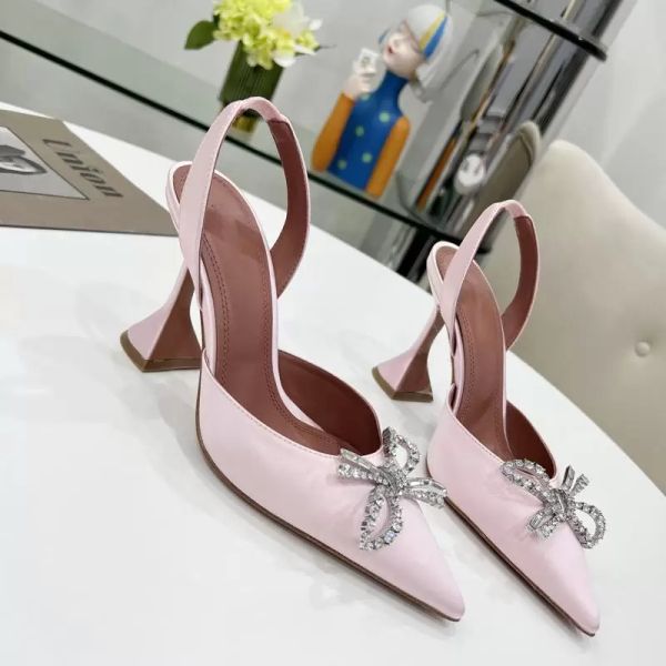 2023amina muaddi awge slippers bow crystal embellished rhinestone mules spool heels sandals women summer luxury designers shoes sandal facto, Black
2023amina muaddi awge slippers bow crystal embellished rhinestone mules spool heels sandals women summer luxury designers shoes sandal facto, Black