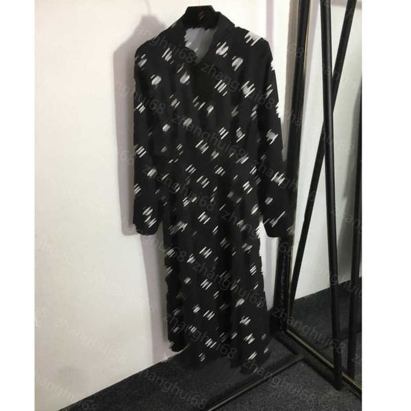 23ss women dress womens designer clothing summer dresses presbytery monogram print long-sleeved dress with waist tucked and large lapel wome, Black;gray
23ss women dress womens designer clothing summer dresses presbytery monogram print long-sleeved dress with waist tucked and large lapel wome, Black;gray