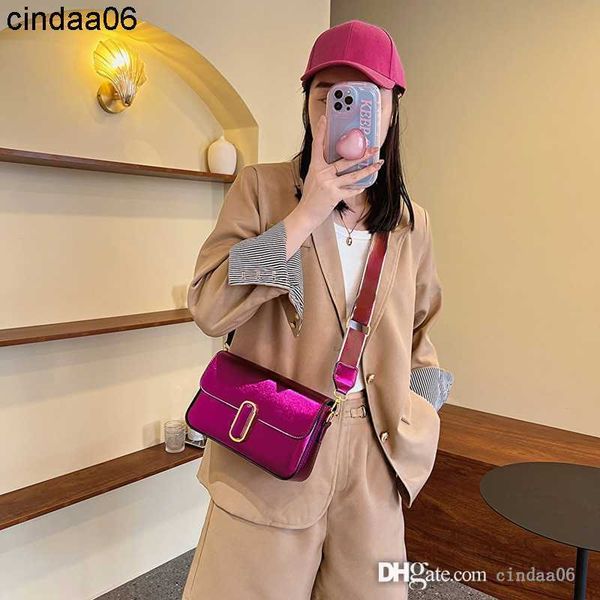 2023 new fashion small square bag simple texture wide shoulder strap crossbody bag fashionable personality shoulder bag, Red;black
2023 new fashion small square bag simple texture wide shoulder strap crossbody bag fashionable personality shoulder bag, Red;black