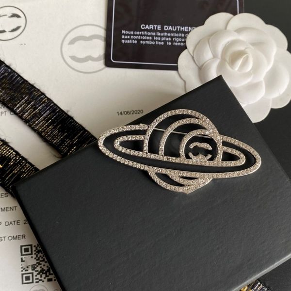 designer brand letter brooches brooch for women, exquisite, simple, atmospheric, and versatile. embroidery gold silver brooch pin for suit d, Gray
designer brand letter brooches brooch for women, exquisite, simple, atmospheric, and versatile. embroidery gold silver brooch pin for suit d, Gray