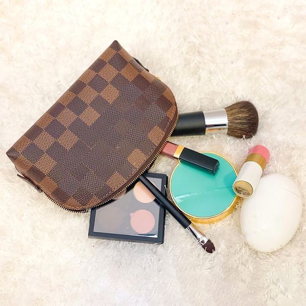 luxury designer clutch makeup bag m47515 tote toiletry pouch shoulder genuine leather wash bag cosmetic fashion woman man pochette make up p
luxury designer clutch makeup bag m47515 tote toiletry pouch shoulder genuine leather wash bag cosmetic fashion woman man pochette make up p