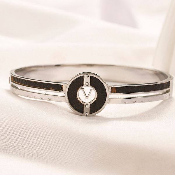 luxury designer wedding bracelets for women engagement jewelry gift senior leather bangle gold bracelet never fade titanium steel bangles, Golden;silver
luxury designer wedding bracelets for women engagement jewelry gift senior leather bangle gold bracelet never fade titanium steel bangles, Golden;silver