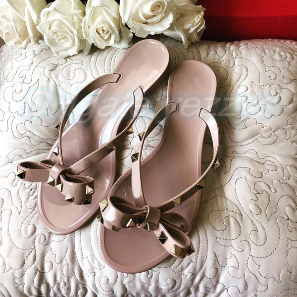 2023 woman designer slipper flat jelly stud rivet thong rubber summer pool sandal rubber sandals beach man shoe fast shipping dust bag with, Black
2023 woman designer slipper flat jelly stud rivet thong rubber summer pool sandal rubber sandals beach man shoe fast shipping dust bag with, Black
