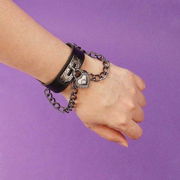 unique punk chains style heart shaped lock bracelet love pendant leather black chain pu sweet cool
unique punk chains style heart shaped lock bracelet love pendant leather black chain pu sweet cool