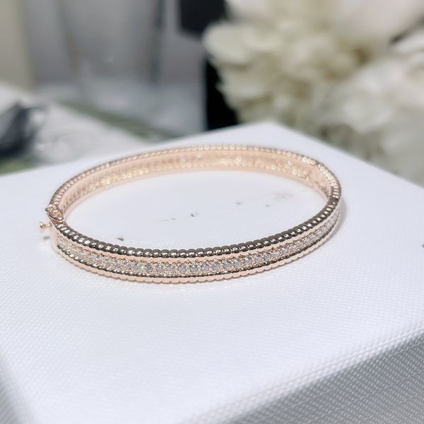 luxury woman bangle four leaf clover designer van fashion gold bracelet jewelry women banquet accessories 7855, Black
luxury woman bangle four leaf clover designer van fashion gold bracelet jewelry women banquet accessories 7855, Black