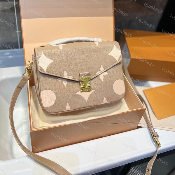 new designer messenger bag hardware buckle women handbags crossbody shoulder bags lady luxury tote bag
new designer messenger bag hardware buckle women handbags crossbody shoulder bags lady luxury tote bag