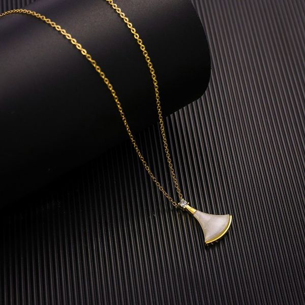 high-quality fan pearl necklace mother shell rose gold diamond-encrusted steel non-fading women's holiday gift, Silver
high-quality fan pearl necklace mother shell rose gold diamond-encrusted steel non-fading women's holiday gift, Silver