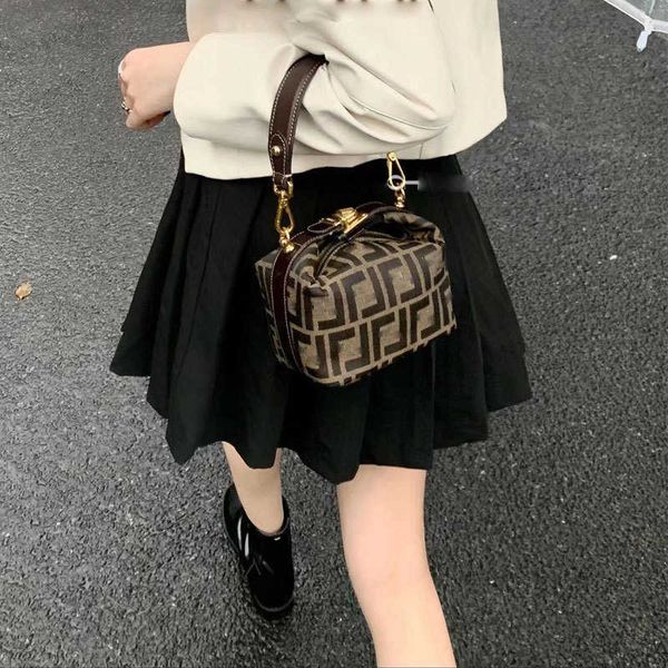 fanding ff bags 2023 fashion handbag ff medieval presbyopia makeup lunch box handheld ins versatile women's bag
fanding ff bags 2023 fashion handbag ff medieval presbyopia makeup lunch box handheld ins versatile women's bag