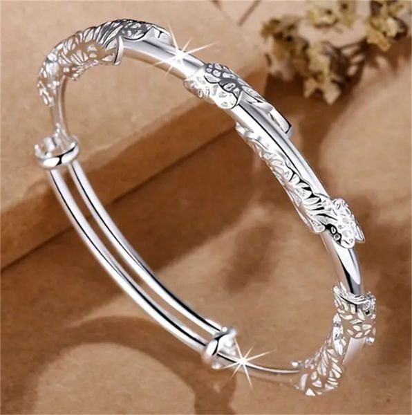 1pcs carved floral bangle bracelet simple hand jewelry accessories elegant mother's day gift, Golden;silver
1pcs carved floral bangle bracelet simple hand jewelry accessories elegant mother's day gift, Golden;silver