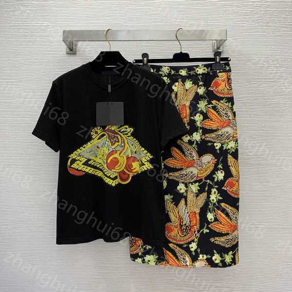 23ss skirt set womens designer clothing cherry print short sleeve t-shirt bird cartoon print high fanny pack hip long half skirt sets womens, White
23ss skirt set womens designer clothing cherry print short sleeve t-shirt bird cartoon print high fanny pack hip long half skirt sets womens, White