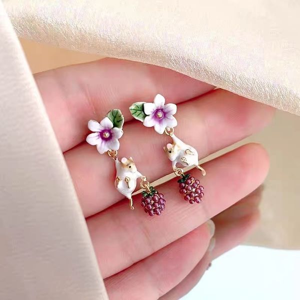 dangle chandelier lovely vole with purple pearl raspberry enamel earrings 230515, Silver
dangle chandelier lovely vole with purple pearl raspberry enamel earrings 230515, Silver
