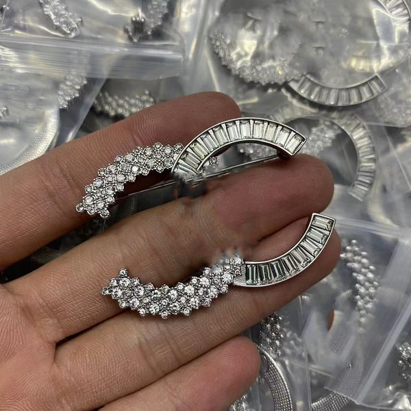 luxury letter c brooche pin fashion designer ccity pins for lady women party evening dress suit accessories brooches jewelry woman men 00, Gray
luxury letter c brooche pin fashion designer ccity pins for lady women party evening dress suit accessories brooches jewelry woman men 00, Gray