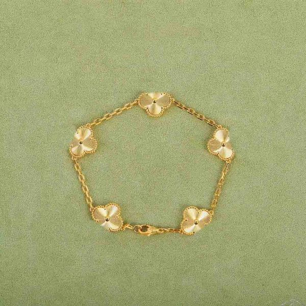 2023 luxury quality s925 silver material charm bracelet with 5 pcs flowers in 18k gold plated have box stamp ps5043, Golden;silver
2023 luxury quality s925 silver material charm bracelet with 5 pcs flowers in 18k gold plated have box stamp ps5043, Golden;silver