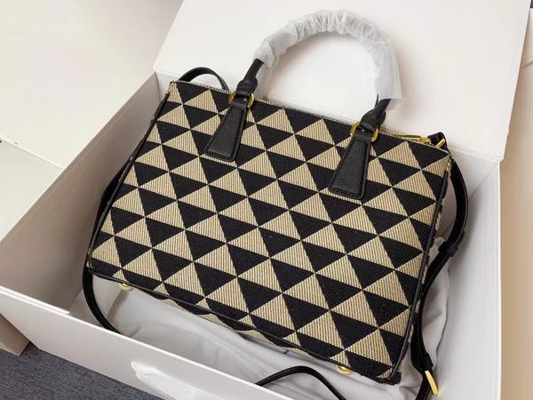 luxury designer handbag for women shoulder bag classic vintage triangle embroidered brand bags ladies niche bolsa classico borsa cerniera
luxury designer handbag for women shoulder bag classic vintage triangle embroidered brand bags ladies niche bolsa classico borsa cerniera