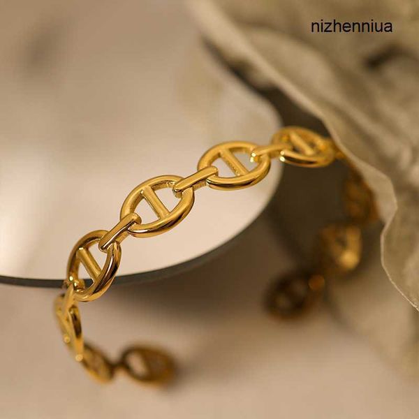 hermm classic bracelets pig nose bracelet copper plated 18k true gold non fading metal sense fashion high end handpiece 040r, Black
hermm classic bracelets pig nose bracelet copper plated 18k true gold non fading metal sense fashion high end handpiece 040r, Black