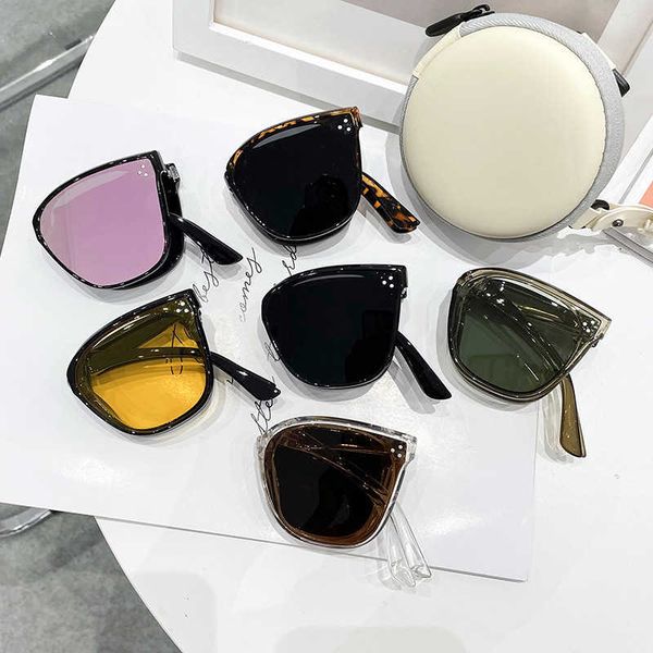 frames 2022 new three-point folding women's advanced sense ins anti ultraviolet sunscreen personality sunglasses, White;black
frames 2022 new three-point folding women's advanced sense ins anti ultraviolet sunscreen personality sunglasses, White;black
