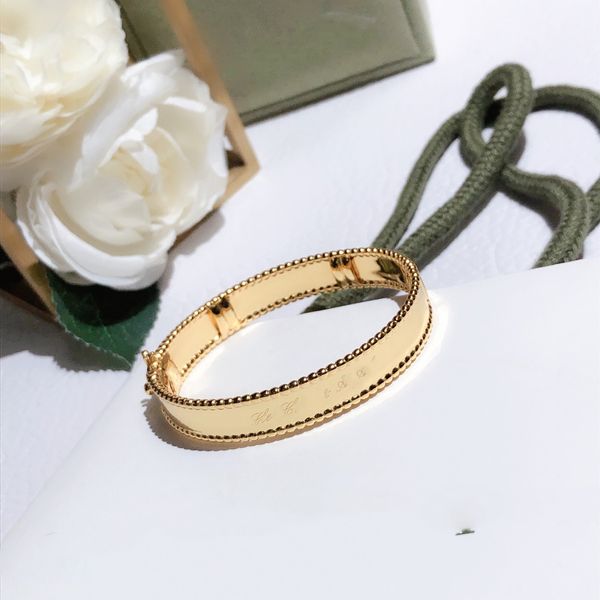 luxury woman bangle four leaf clover designer van fashion gold bracelet jewelry women banquet accessories charm bracelet 1255, Black
luxury woman bangle four leaf clover designer van fashion gold bracelet jewelry women banquet accessories charm bracelet 1255, Black