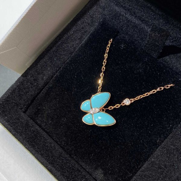 2023 luxury quality v gold material butterfly shape pendant necklace with diamond and blue color design have box stamp ps5091, Golden;silver
2023 luxury quality v gold material butterfly shape pendant necklace with diamond and blue color design have box stamp ps5091, Golden;silver