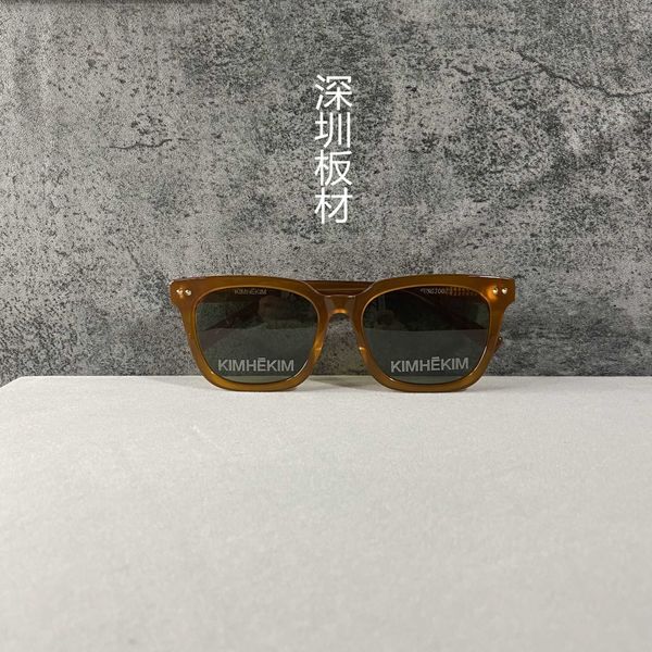 korean version of kimhekim celebrity with caramel pumpkin color letter rivets brown sunglasses, White;black
korean version of kimhekim celebrity with caramel pumpkin color letter rivets brown sunglasses, White;black