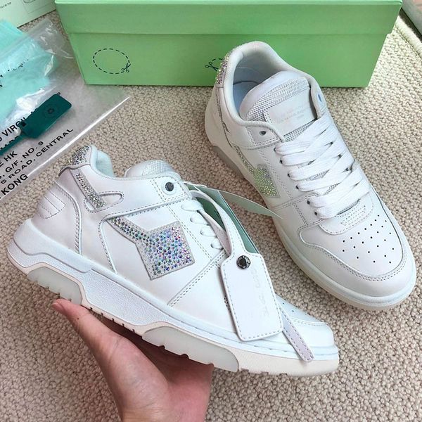 23ss italian designer sports shoes letter grey white sneakers fashion mens women simple classic casual shoe with tonal arrows at sides and l, Black
23ss italian designer sports shoes letter grey white sneakers fashion mens women simple classic casual shoe with tonal arrows at sides and l, Black