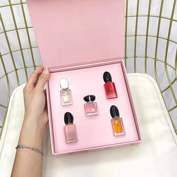 parfum designer perfume cologne fragrances for women six-piece set 5 ml *6 gardenia jasmine jasmine powder powder flower red flower
parfum designer perfume cologne fragrances for women six-piece set 5 ml *6 gardenia jasmine jasmine powder powder flower red flower