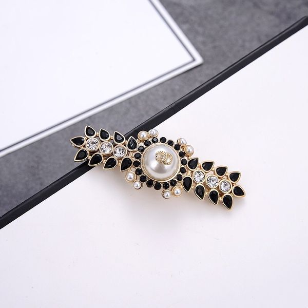 a simple, precious, elegant, high-end and atmospheric hairpin party gift designed specifically for women by the designer, Silver
a simple, precious, elegant, high-end and atmospheric hairpin party gift designed specifically for women by the designer, Silver