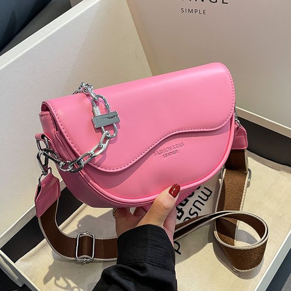 evening bags tas bahu desain rantai fashion untuk wanita kecil kulit pu selempang pelana 2023 tren merek tangan desainer mewah 230516
evening bags tas bahu desain rantai fashion untuk wanita kecil kulit pu selempang pelana 2023 tren merek tangan desainer mewah 230516