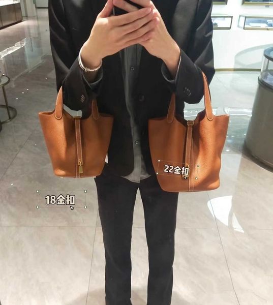 classic wear-resistant leather 2023 design lightweight tote bag handmade bag vegetable basket luxury leather lychee design handbag simple
classic wear-resistant leather 2023 design lightweight tote bag handmade bag vegetable basket luxury leather lychee design handbag simple