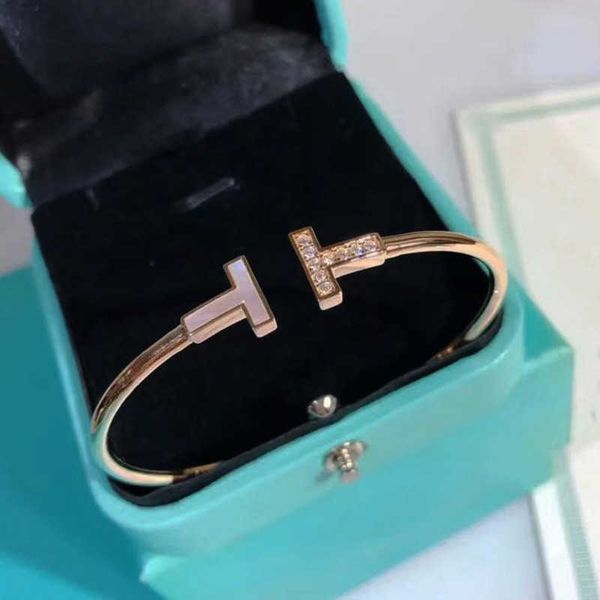 luxurys designers bracelet women charm trend tif fashion bangle studded with diamonds s boutique gift jewelry good nice pretty, Golden;silver
luxurys designers bracelet women charm trend tif fashion bangle studded with diamonds s boutique gift jewelry good nice pretty, Golden;silver