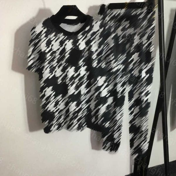23ss casual suit womens designer clothing women pants sets full monogram printing short sleeved t-shirt elastic waist casual pants set women, White
23ss casual suit womens designer clothing women pants sets full monogram printing short sleeved t-shirt elastic waist casual pants set women, White